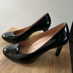 Naturalizer black patent black pumps